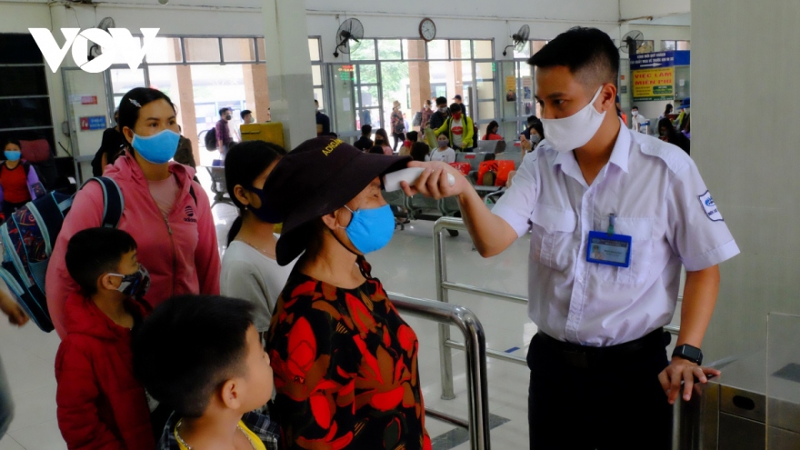 Bus stations packed with returnees after national holiday